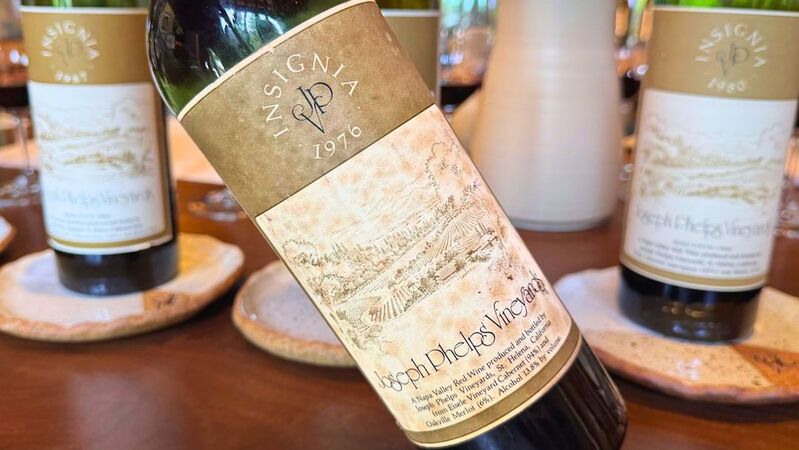 Insignia vertical cover vinous