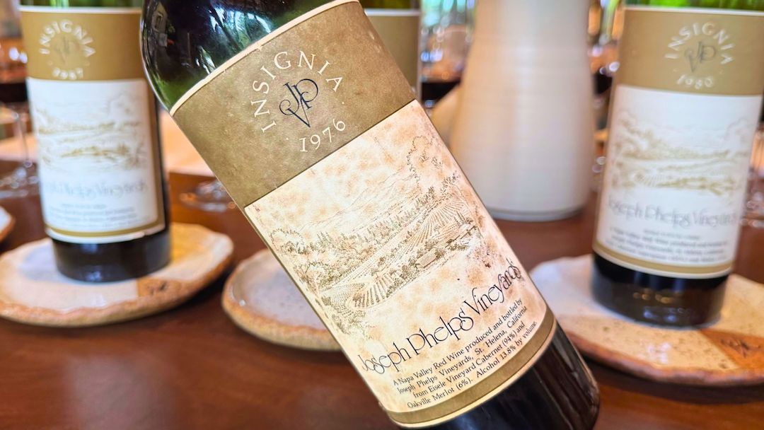 Insignia vertical cover vinous